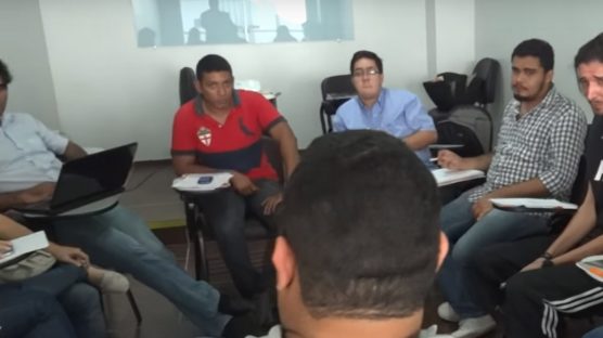 Alunos discutem exercício prático no curso de São Luís - MA