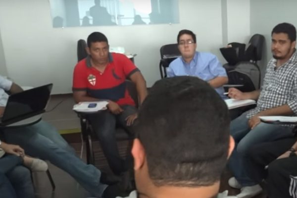 Alunos discutem exercício prático no curso de São Luís - MA